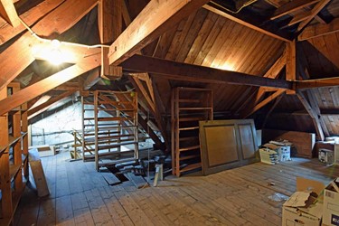 <p>De L-vormige, naaldhouten kapconstructie uit 1882 van het achterhuis.</p>
